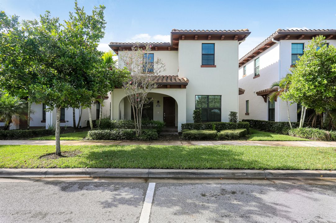 Active With Contract: $1,099,000 (4 beds, 3 baths, 2642 Square Feet)