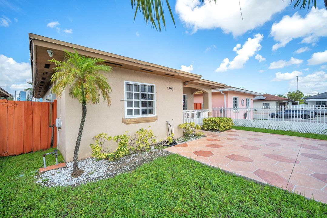 For Sale: $569,000 (3 beds, 2 baths, 1316 Square Feet)