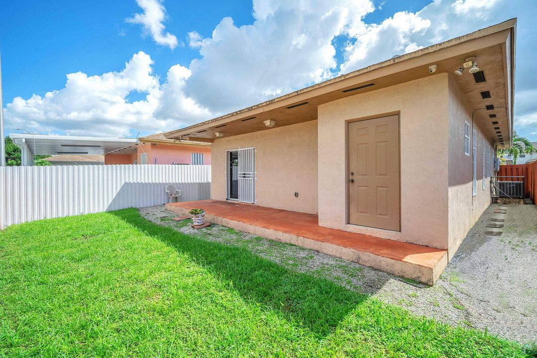 For Sale: $569,000 (3 beds, 2 baths, 1316 Square Feet)