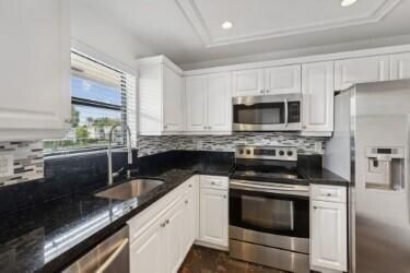 For Rent: $2,200 (2 beds, 2 baths, 858 Square Feet)