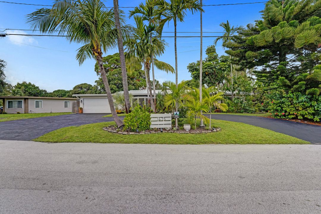 For Sale: $950,000 (3 beds, 2 baths, 2129 Square Feet)