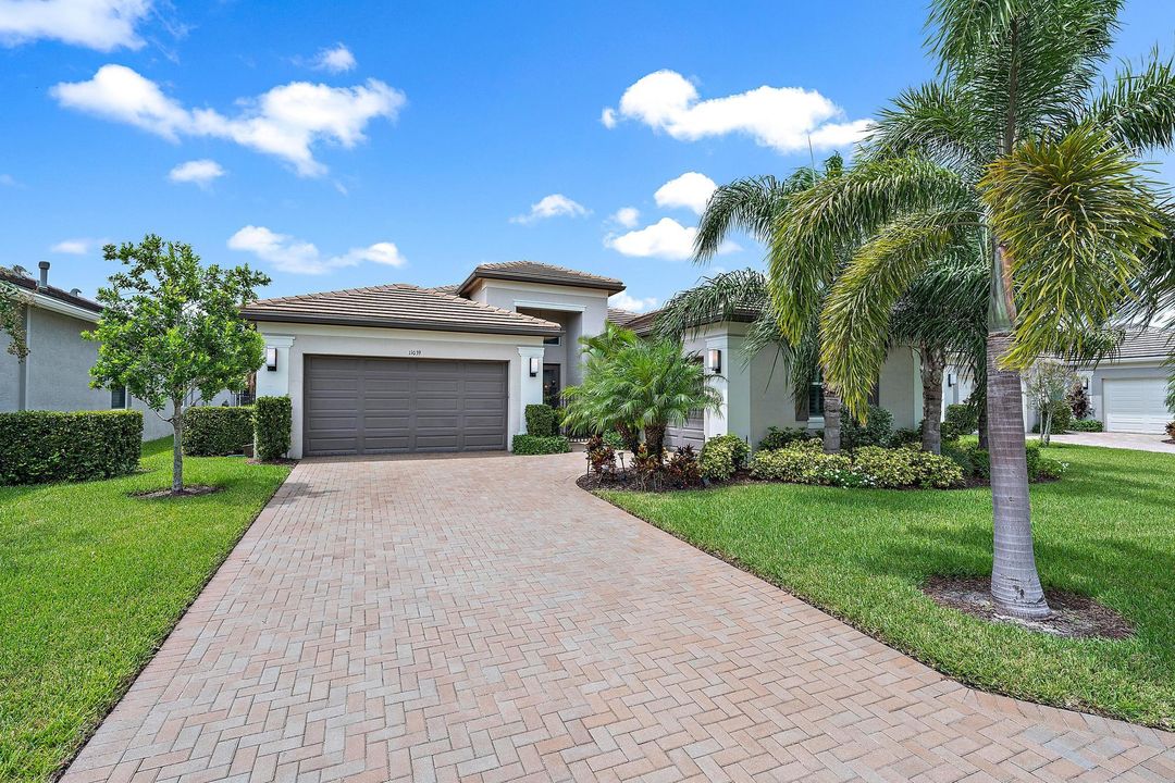 For Sale: $799,900 (4 beds, 2 baths, 2580 Square Feet)