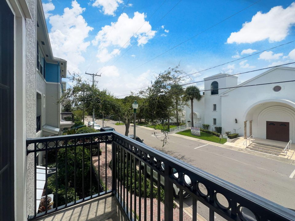 For Sale: $850,000 (3 beds, 3 baths, 1820 Square Feet)