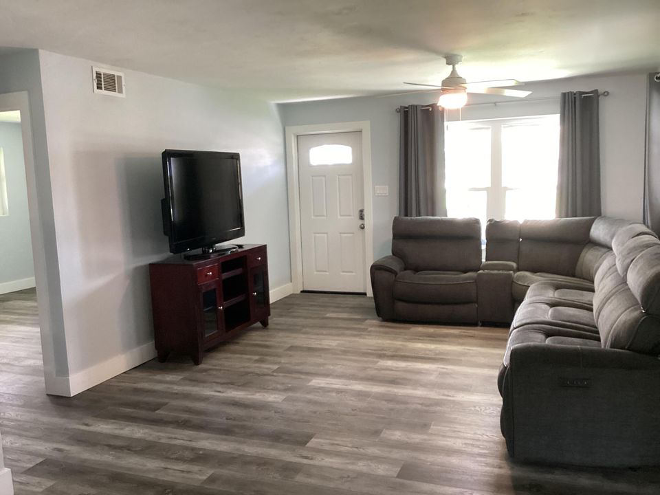 For Rent: $2,600 (2 beds, 1 baths, 1112 Square Feet)