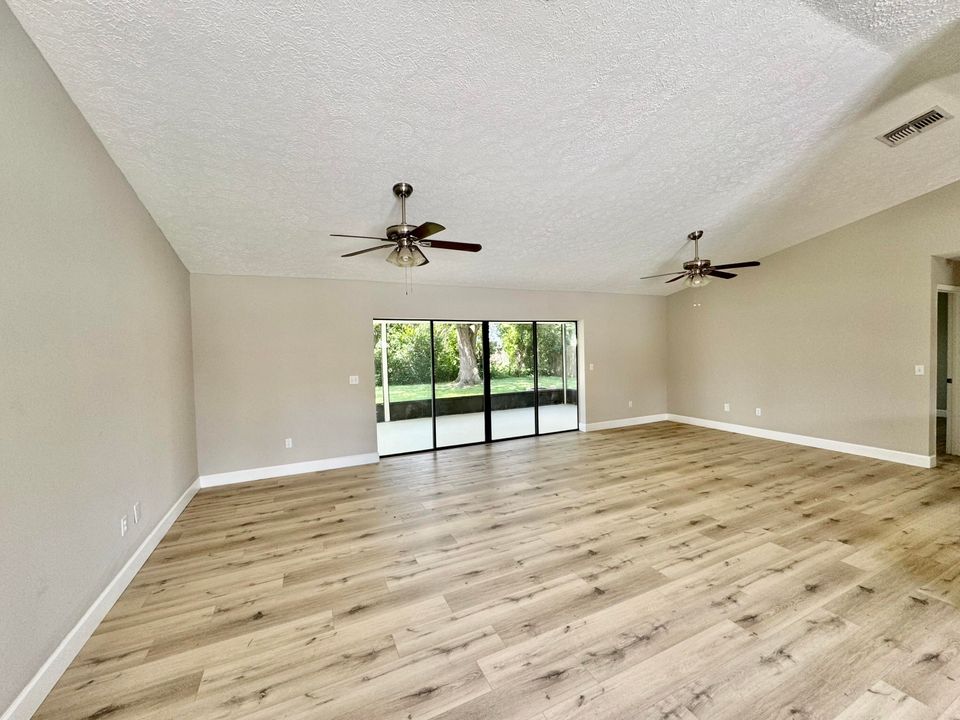 For Sale: $349,900 (3 beds, 2 baths, 1464 Square Feet)