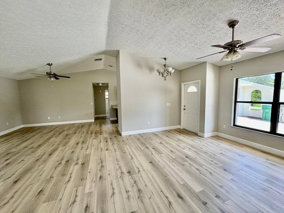 For Sale: $349,900 (3 beds, 2 baths, 1464 Square Feet)