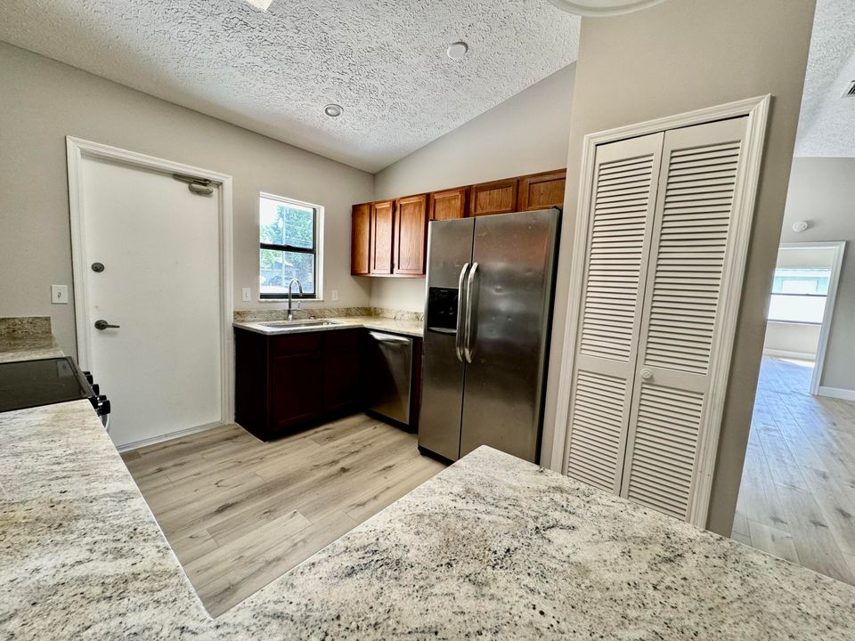 For Sale: $349,900 (3 beds, 2 baths, 1464 Square Feet)