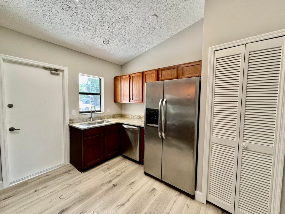 For Sale: $349,900 (3 beds, 2 baths, 1464 Square Feet)