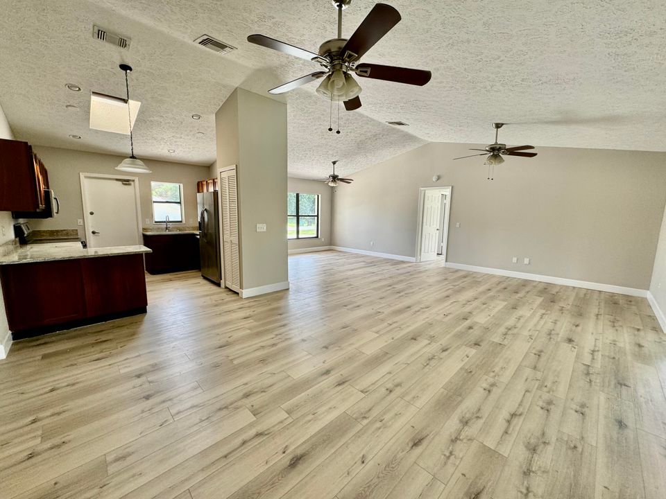 For Sale: $349,900 (3 beds, 2 baths, 1464 Square Feet)