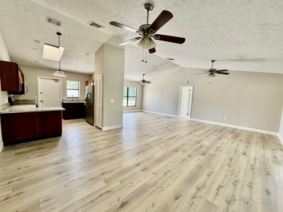 For Sale: $349,900 (3 beds, 2 baths, 1464 Square Feet)