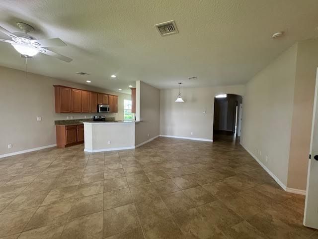 Active With Contract: $3,500 (3 beds, 2 baths, 1901 Square Feet)