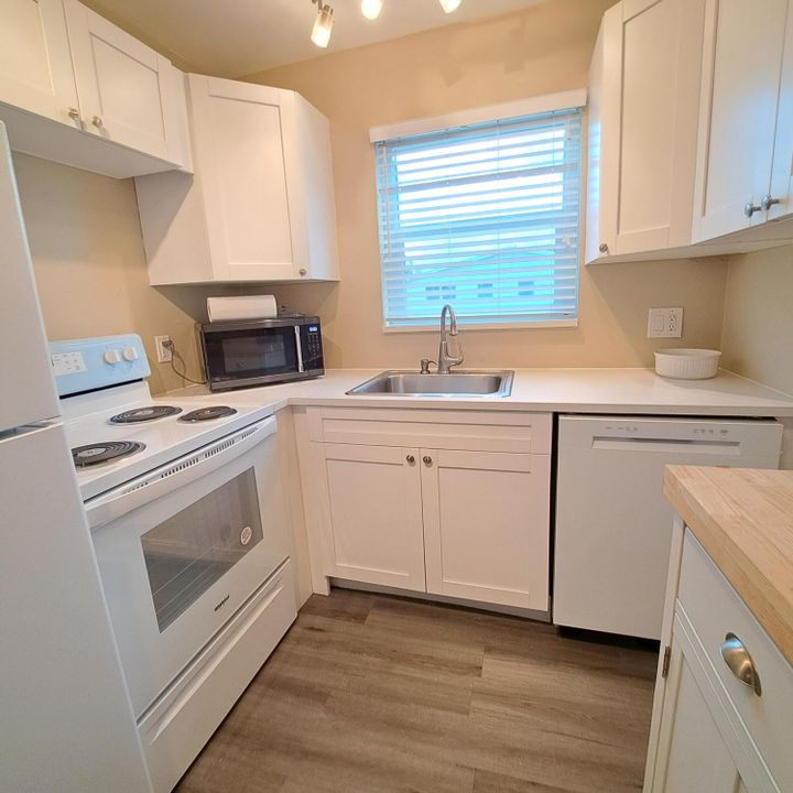 For Sale: $125,000 (1 beds, 1 baths, 702 Square Feet)