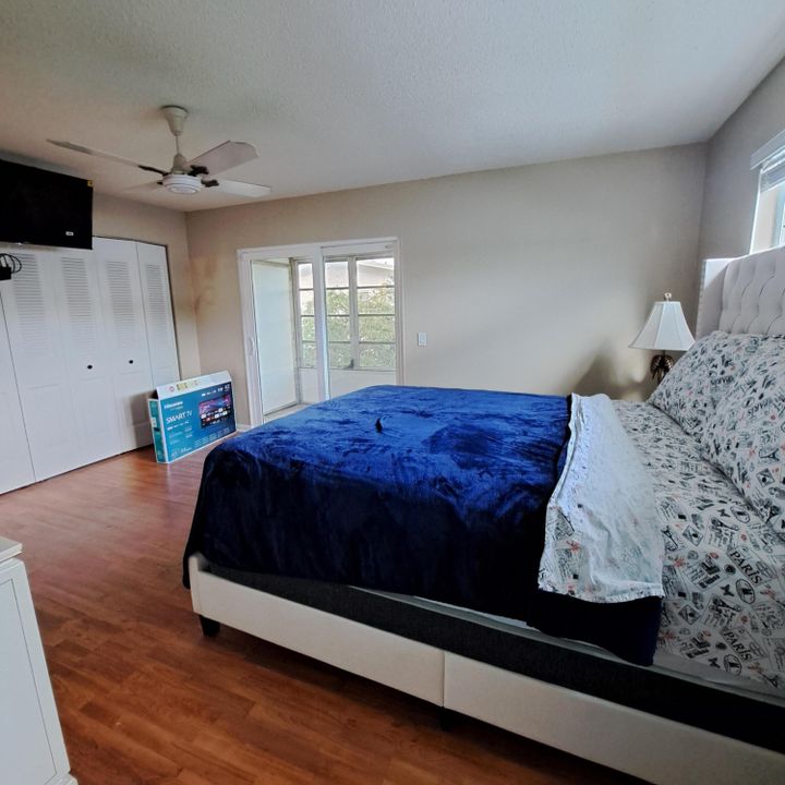 For Sale: $125,000 (1 beds, 1 baths, 702 Square Feet)