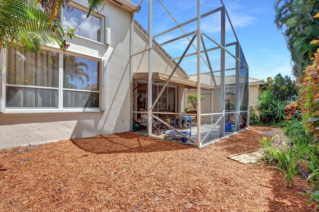 For Sale: $799,900 (3 beds, 2 baths, 2564 Square Feet)