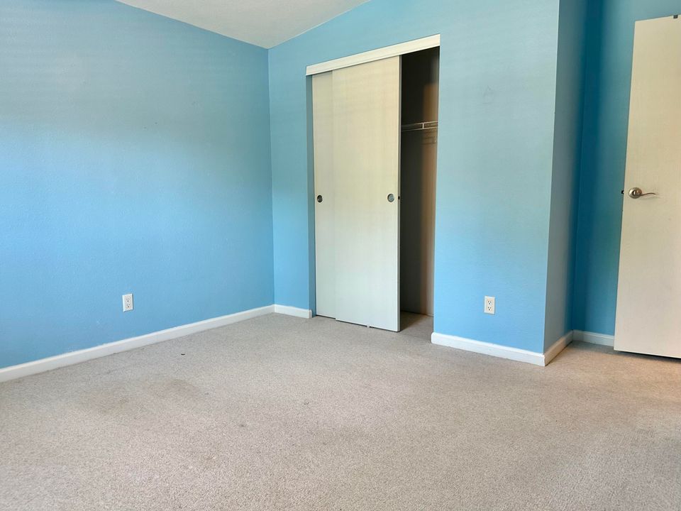 For Sale: $142,500 (2 beds, 2 baths, 1196 Square Feet)