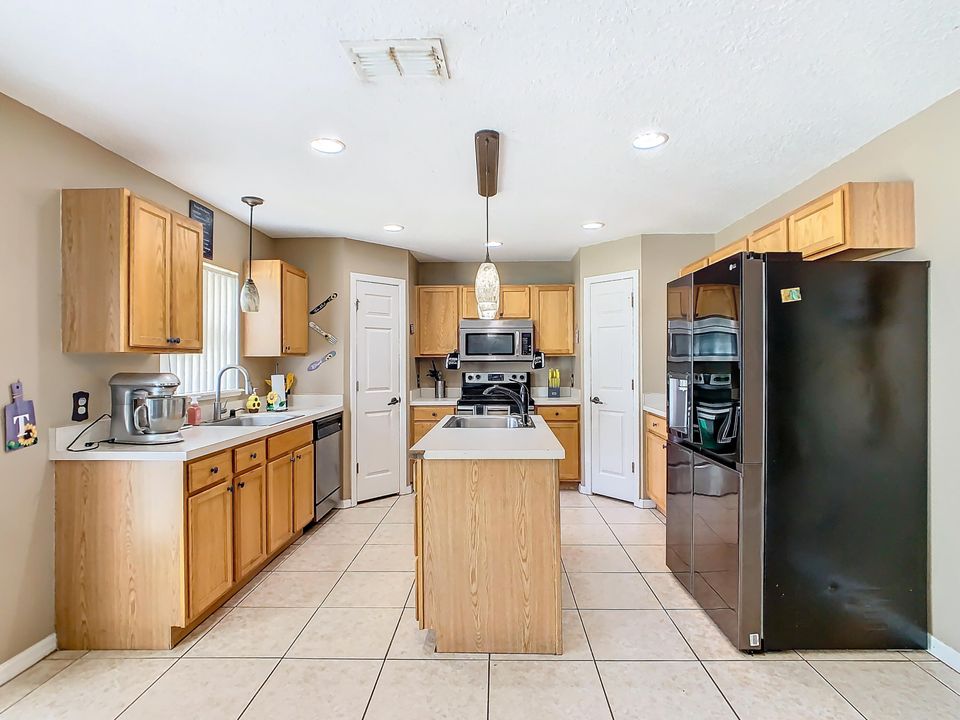 For Sale: $385,000 (4 beds, 2 baths, 2940 Square Feet)