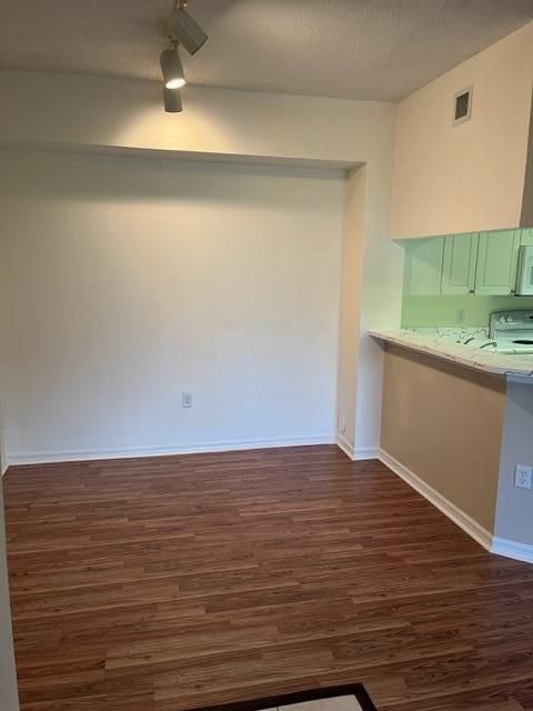 For Rent: $2,400 (2 beds, 1 baths, 987 Square Feet)