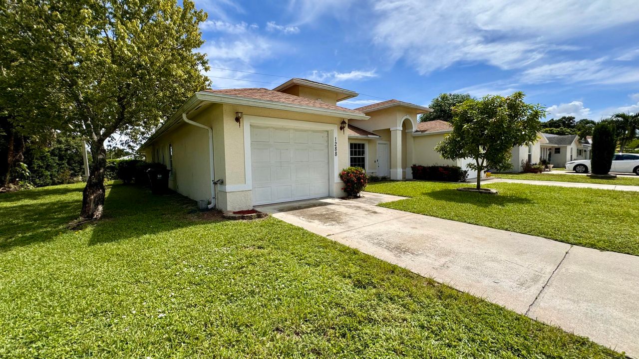 Active With Contract: $2,650 (3 beds, 2 baths, 1250 Square Feet)