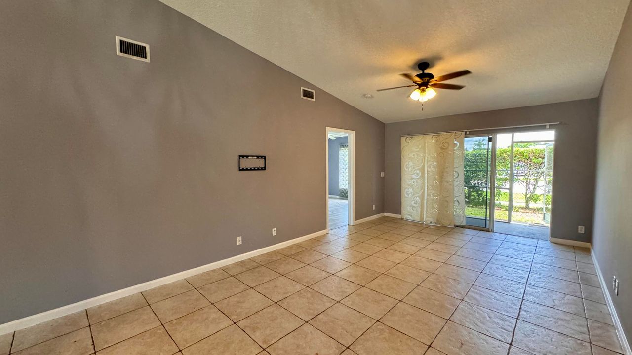 Active With Contract: $2,650 (3 beds, 2 baths, 1250 Square Feet)