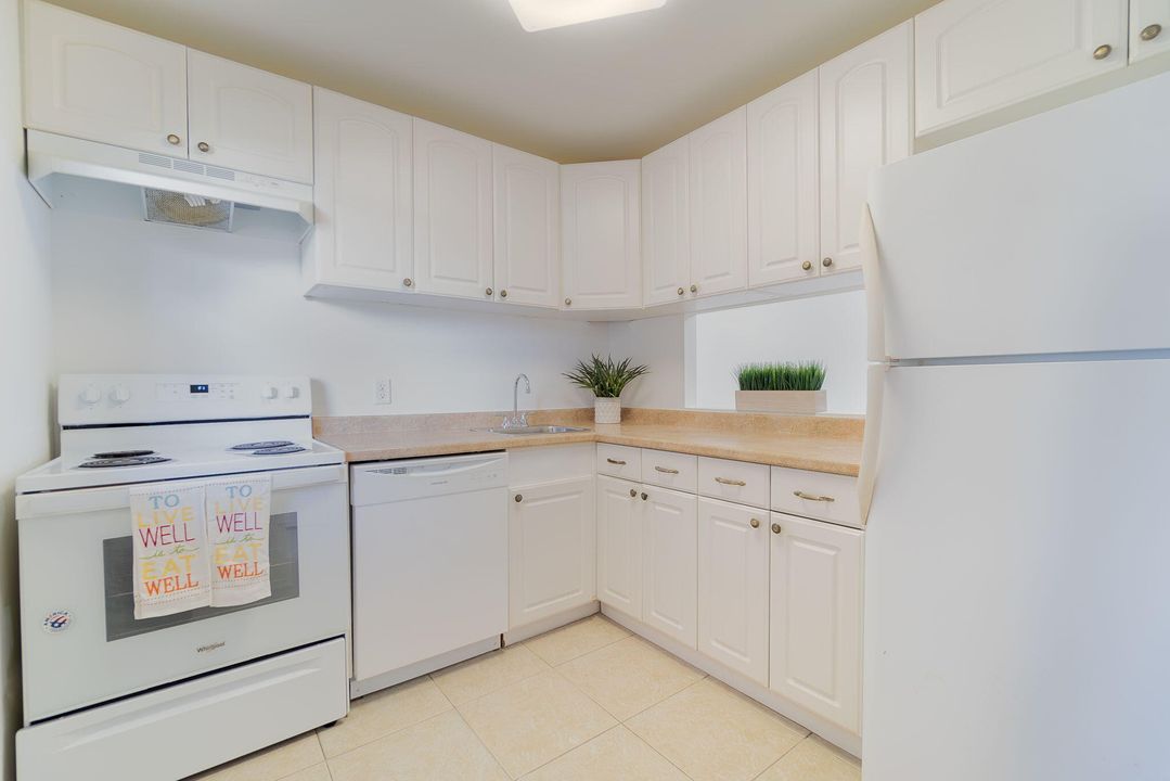 For Sale: $139,900 (2 beds, 2 baths, 1048 Square Feet)