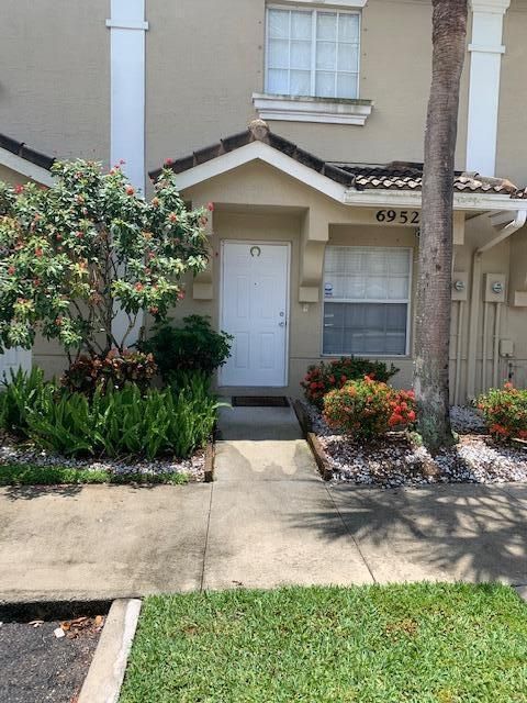 For Rent: $2,500 (2 beds, 2 baths, 1188 Square Feet)