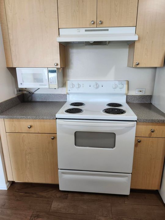 For Rent: $1,900 (1 beds, 1 baths, 793 Square Feet)