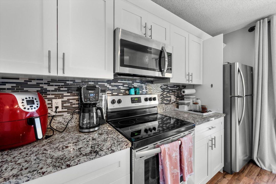 For Sale: $299,900 (2 beds, 2 baths, 1236 Square Feet)