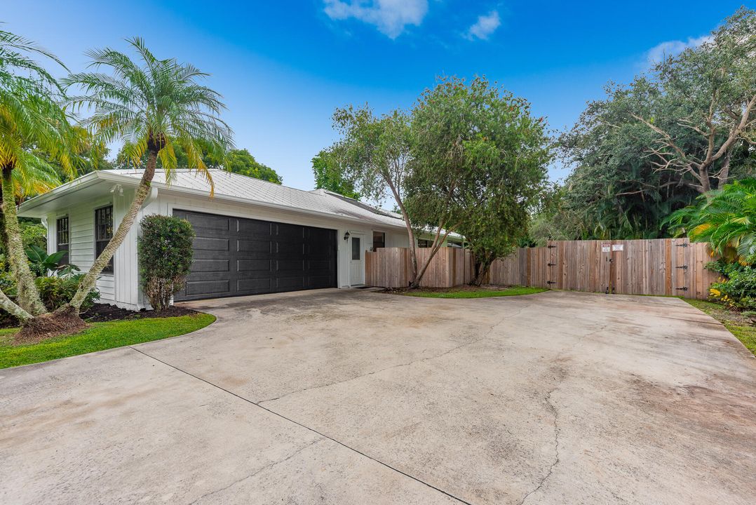 For Sale: $799,000 (4 beds, 2 baths, 2520 Square Feet)