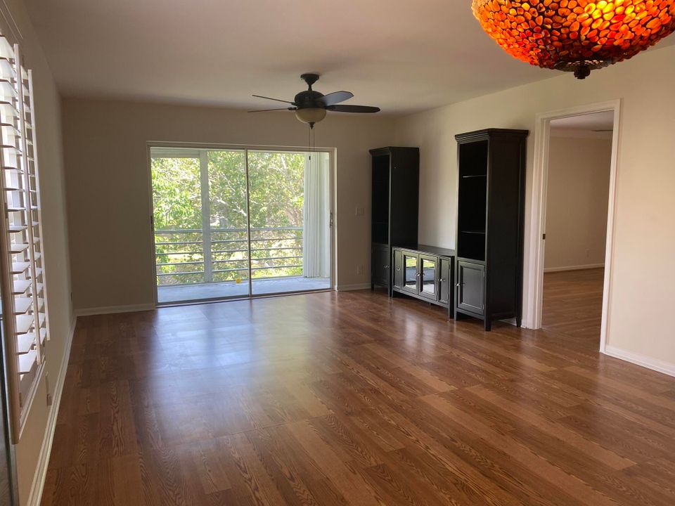 For Rent: $2,300 (2 beds, 2 baths, 1107 Square Feet)