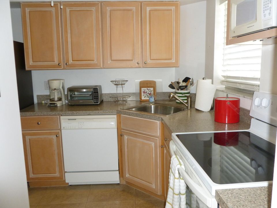 For Sale: $249,000 (2 beds, 2 baths, 891 Square Feet)