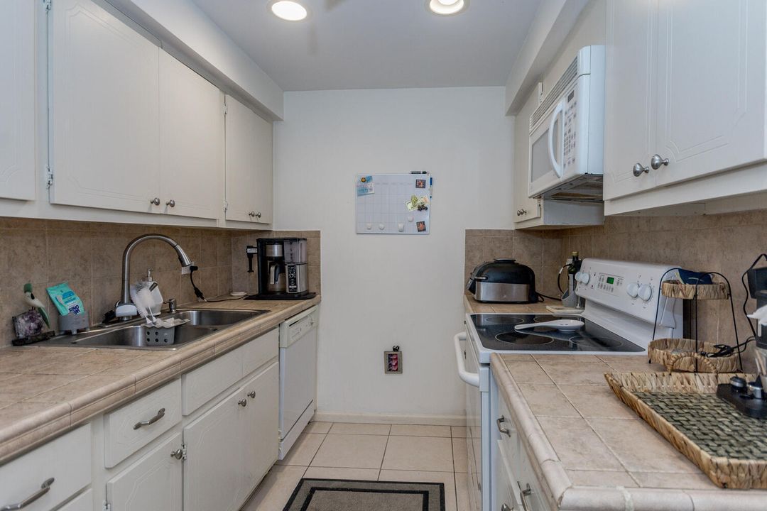 For Sale: $289,000 (2 beds, 2 baths, 1118 Square Feet)