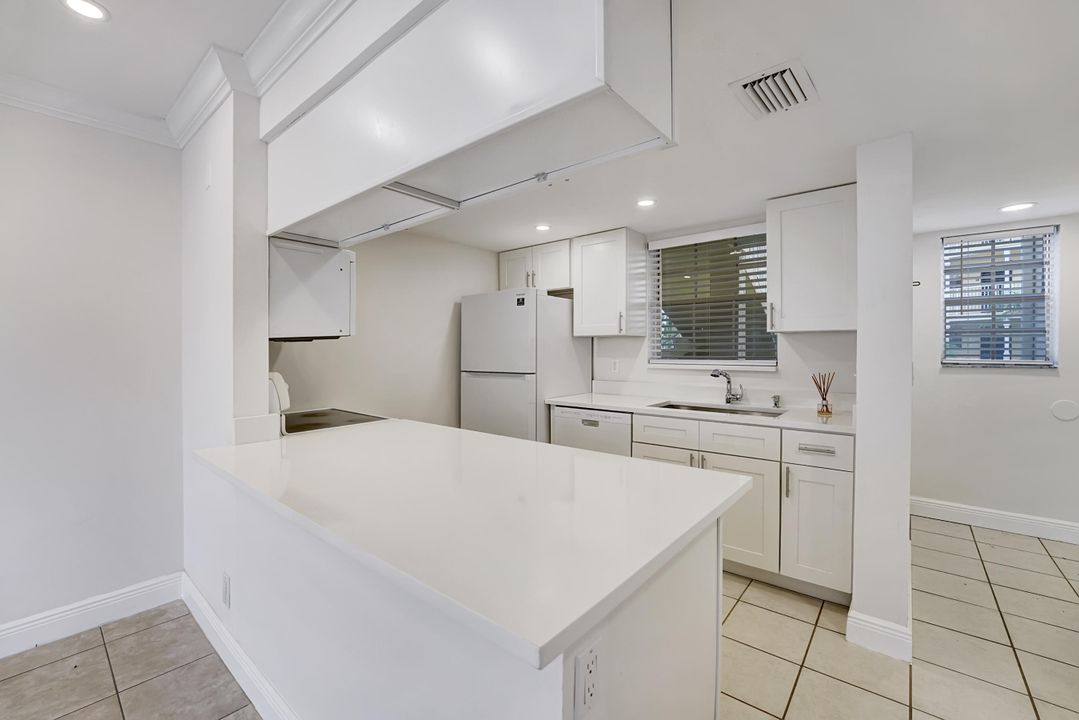 For Sale: $315,000 (2 beds, 2 baths, 981 Square Feet)