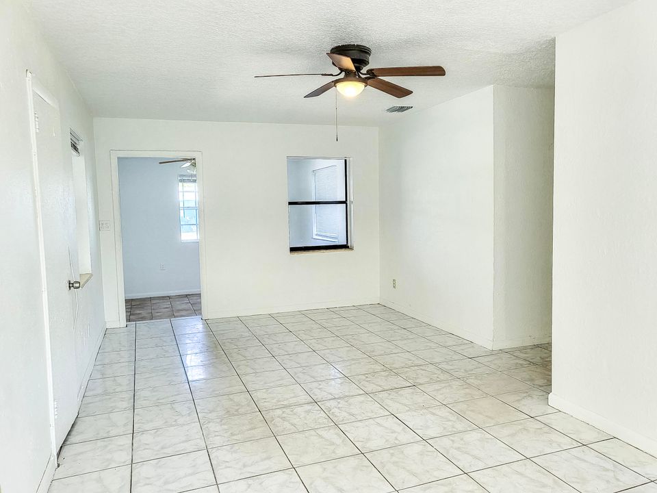 For Rent: $2,950 (2 beds, 1 baths, 1045 Square Feet)