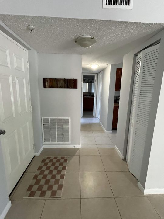 For Rent: $1,875 (1 beds, 1 baths, 731 Square Feet)