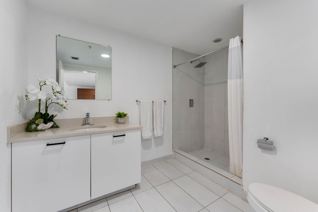 For Sale: $563,000 (1 beds, 1 baths, 736 Square Feet)