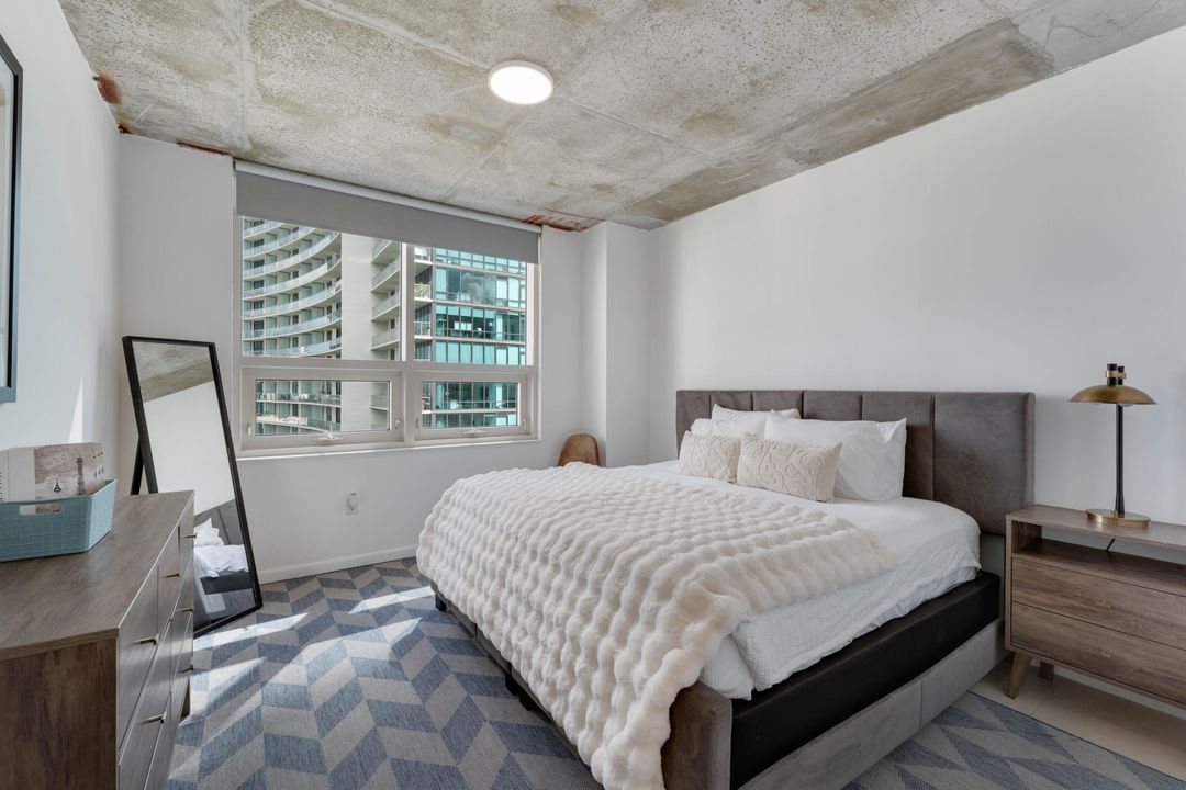 For Sale: $563,000 (1 beds, 1 baths, 736 Square Feet)