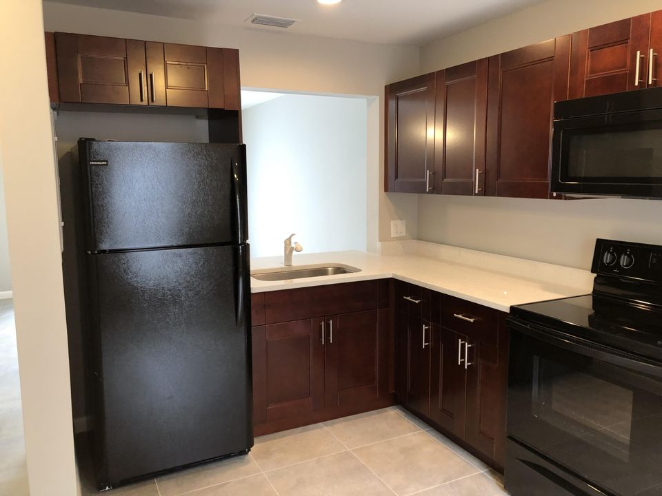 For Rent: $1,900 (2 beds, 1 baths, 963 Square Feet)