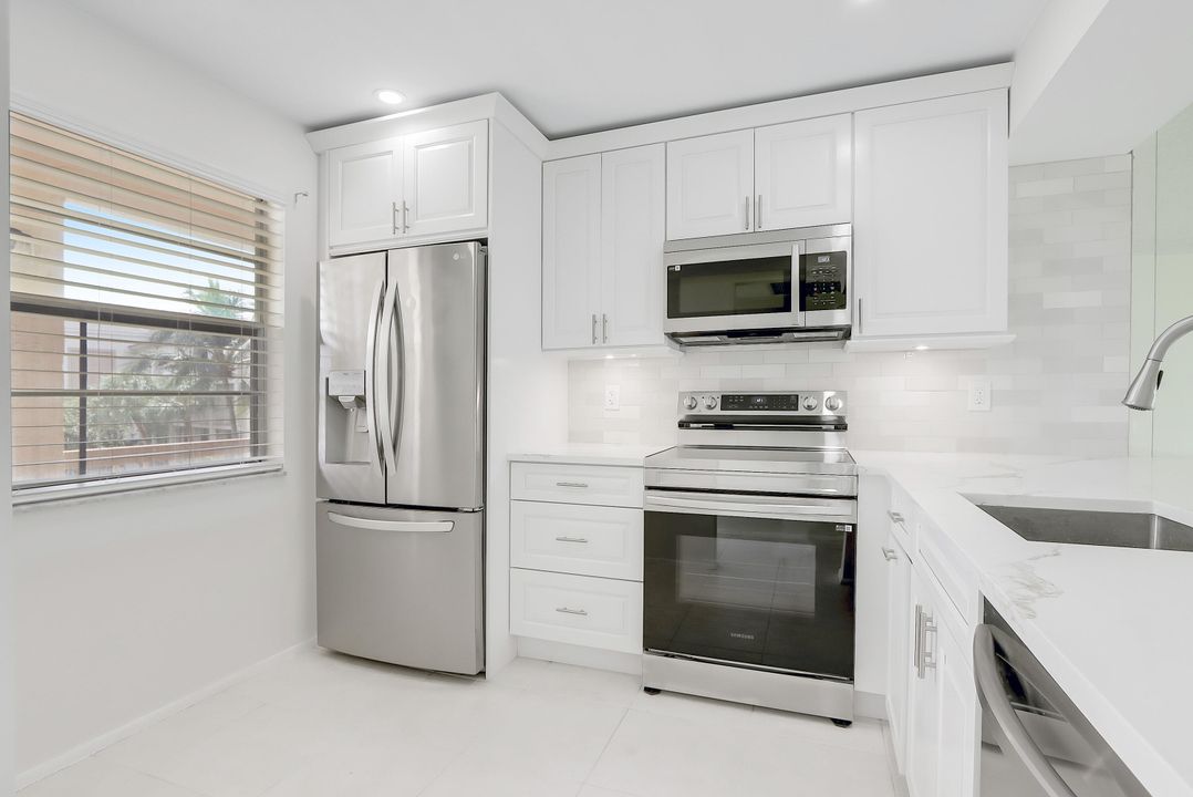 For Sale: $297,000 (2 beds, 2 baths, 962 Square Feet)