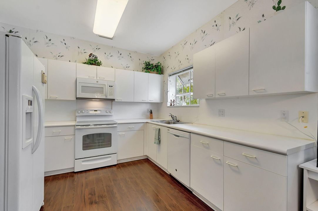 For Sale: $320,000 (3 beds, 2 baths, 1952 Square Feet)