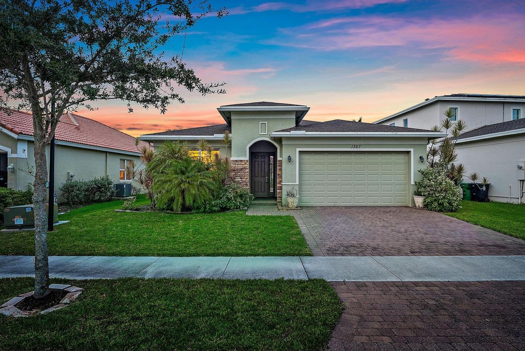 For Sale: $380,000 (3 beds, 2 baths, 1932 Square Feet)