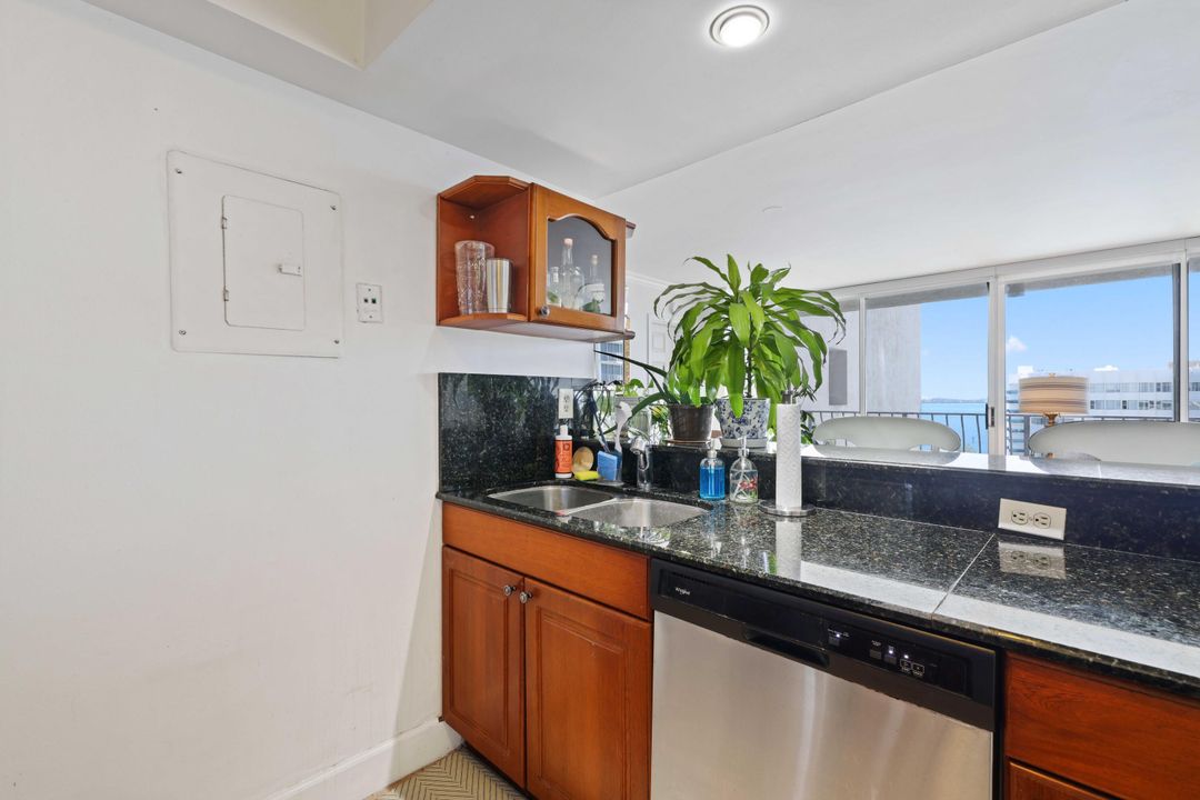 For Sale: $447,500 (2 beds, 2 baths, 1030 Square Feet)