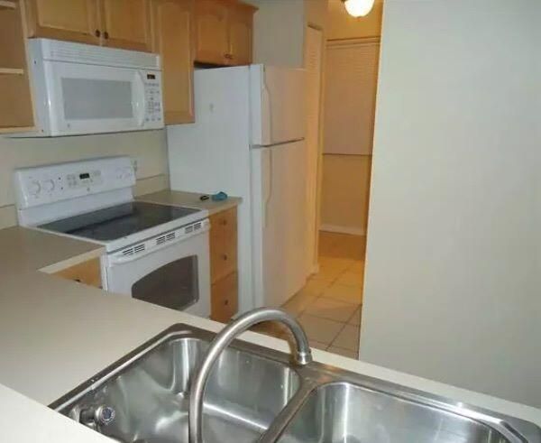 For Rent: $1,800 (1 beds, 1 baths, 816 Square Feet)