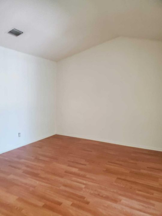 For Rent: $1,800 (1 beds, 1 baths, 816 Square Feet)