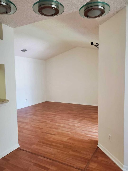 For Rent: $1,800 (1 beds, 1 baths, 816 Square Feet)