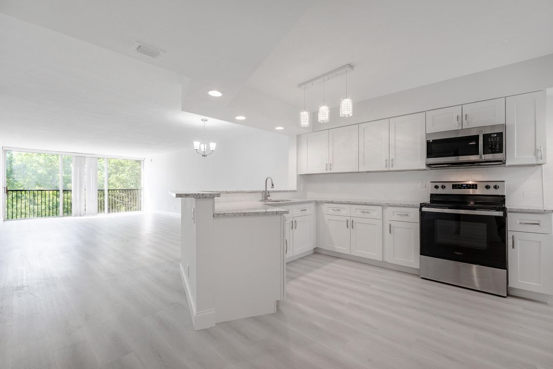 For Sale: $299,900 (2 beds, 2 baths, 1160 Square Feet)