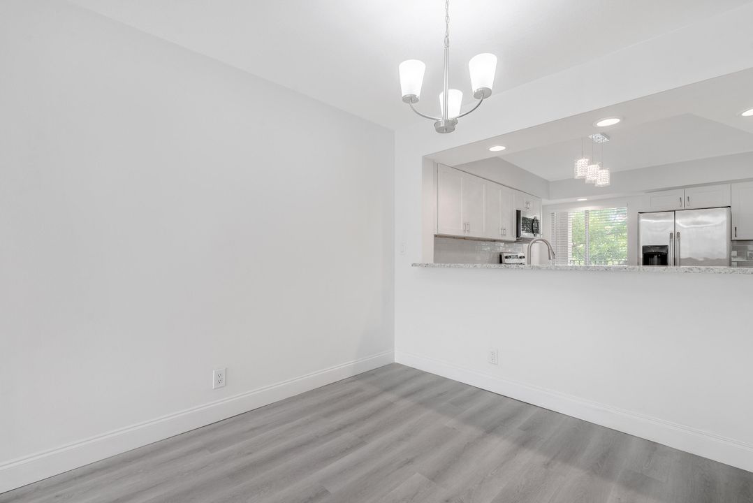 For Sale: $299,900 (2 beds, 2 baths, 1160 Square Feet)