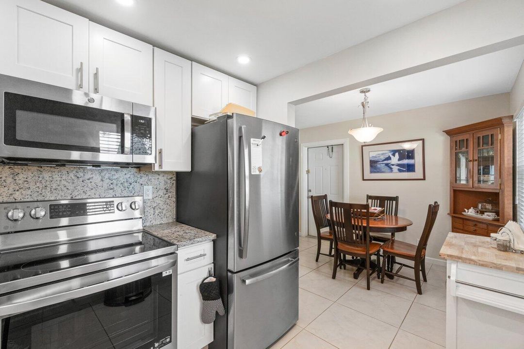 For Sale: $184,999 (2 beds, 2 baths, 907 Square Feet)