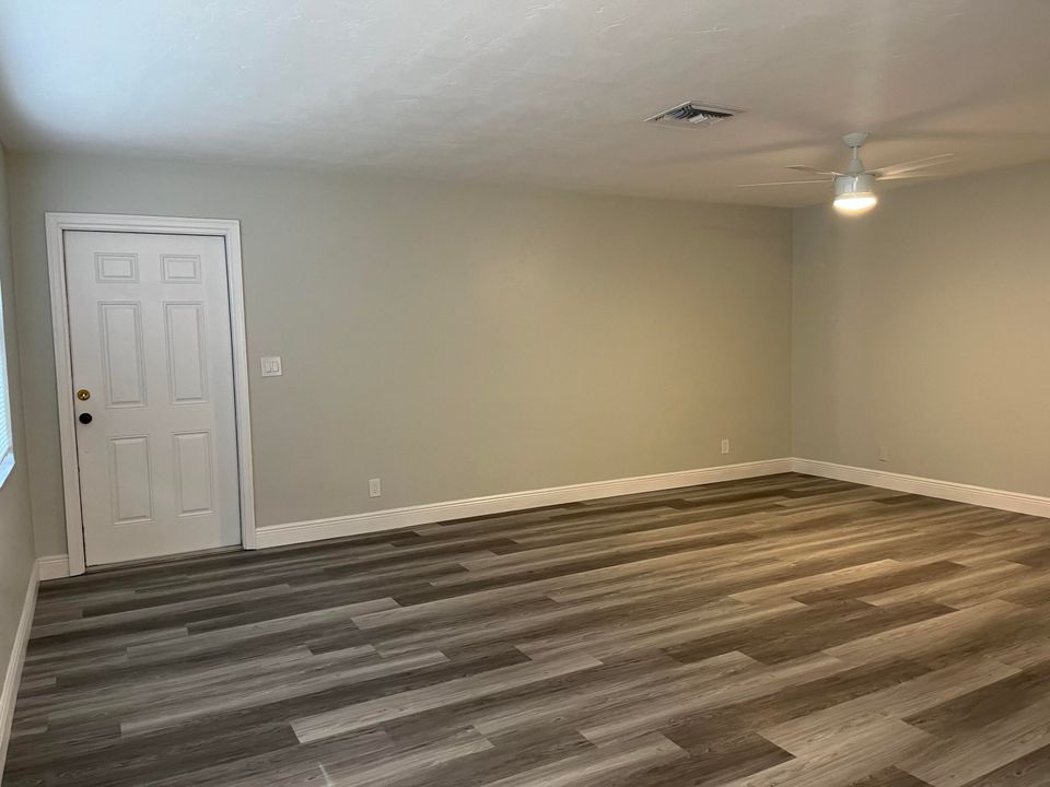 For Rent: $2,295 (2 beds, 1 baths, 950 Square Feet)