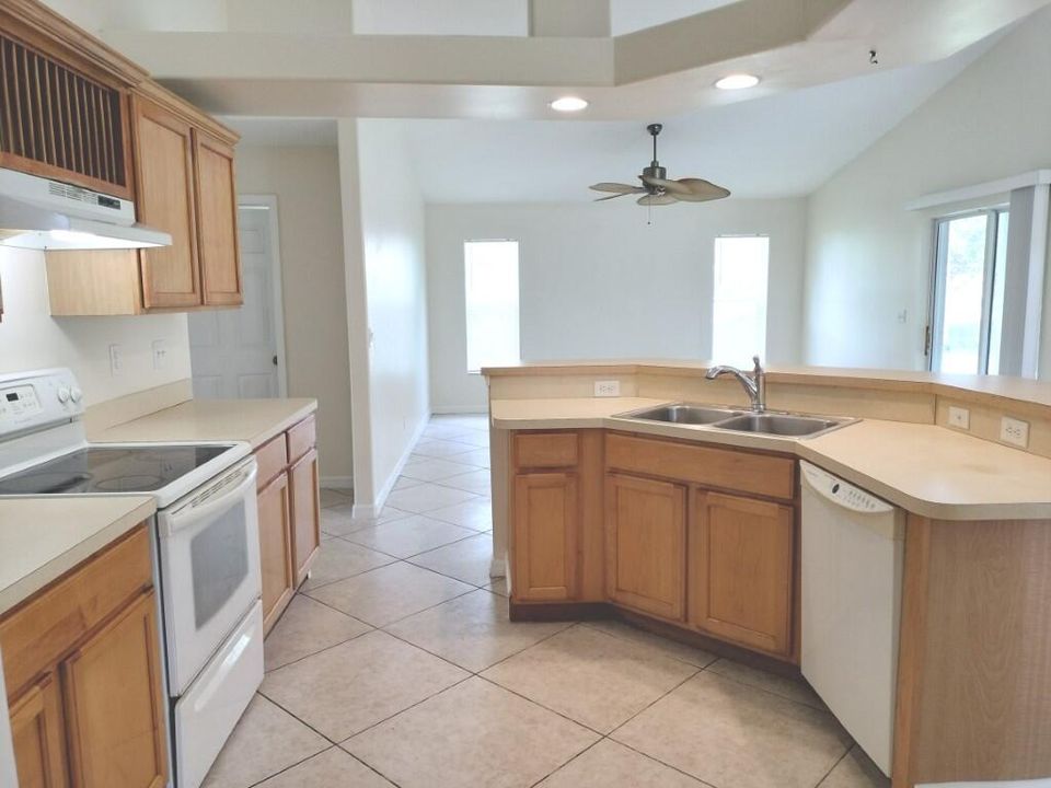 For Rent: $2,900 (3 beds, 2 baths, 2055 Square Feet)