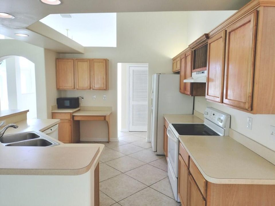 For Rent: $2,900 (3 beds, 2 baths, 2055 Square Feet)